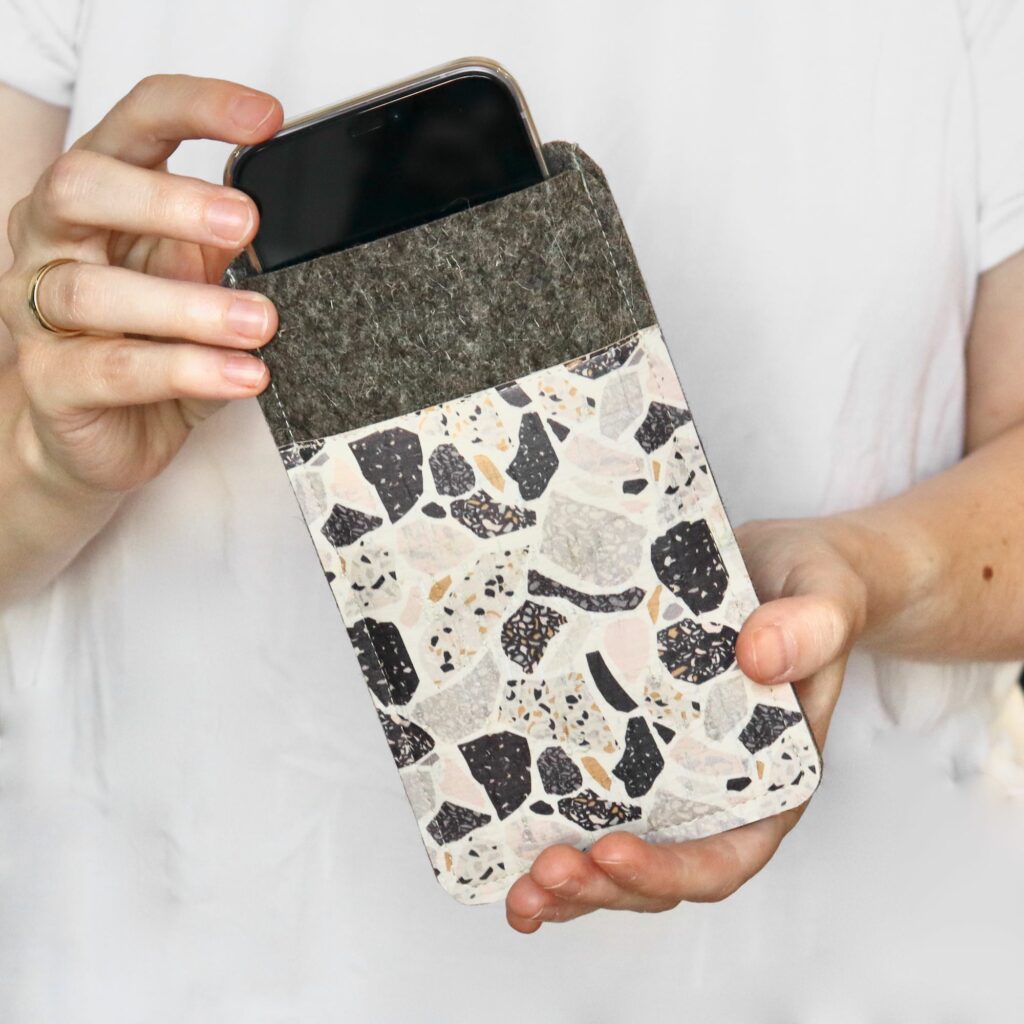 Kork Handytasche mit Terrazzo-Muster